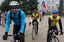 Retro cyklo jízda sokolů z Frýdku - Místku do Lán. Zastávka v Olomouci u pomníku TGM