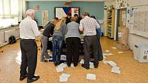Počítání hlasů ve volební místnosti na ZŠ Svornosti v Olomouci