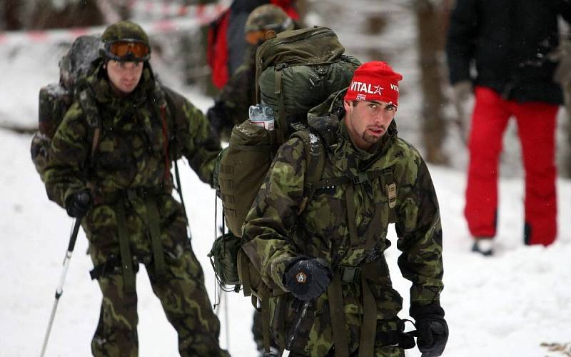 Extrémní armádní závod Winter Survival v Jeseníkách