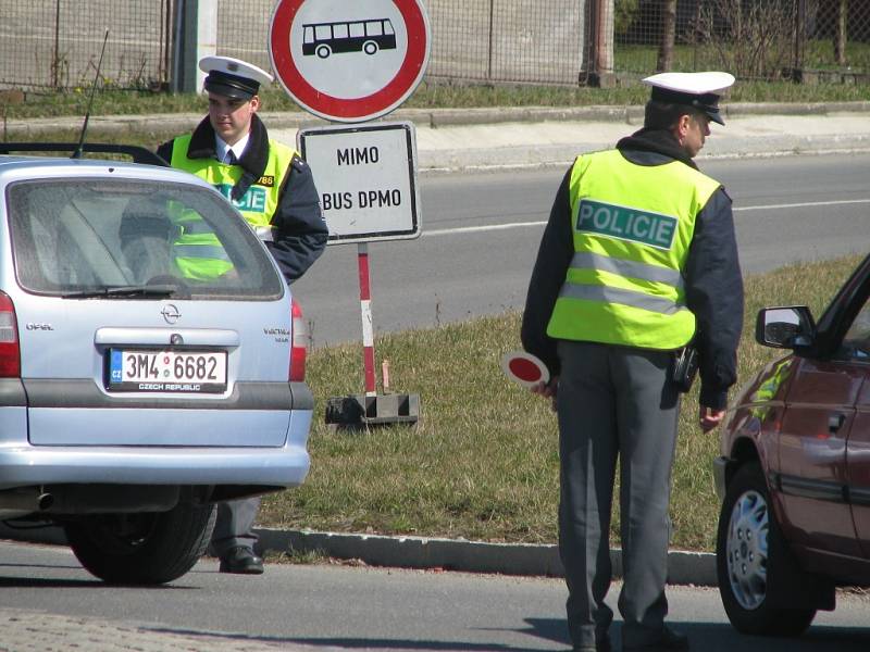 Policisté auta odkláněli už v Samotiškách.