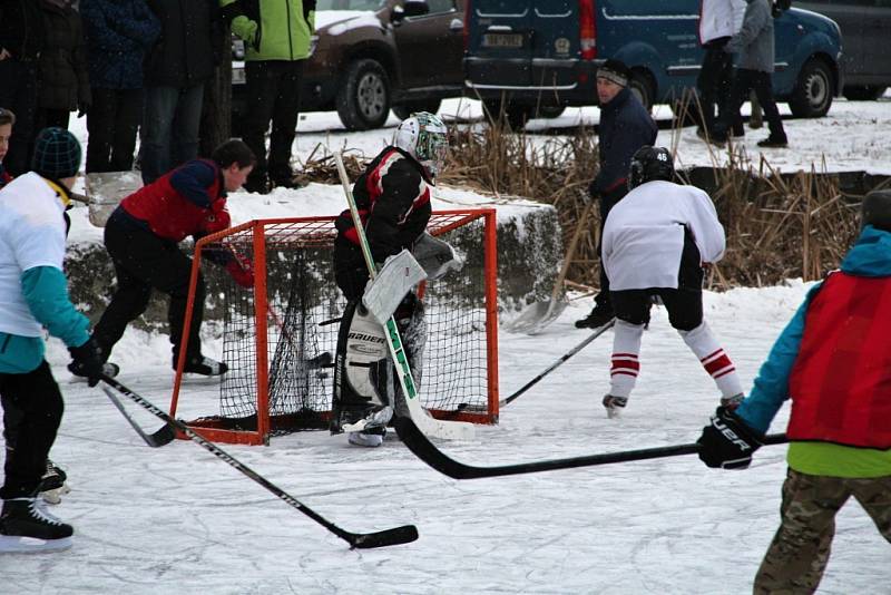 Hokejisté se na lašťanském rybníku utkali v prvním ročníku hokejových her Winter classic games.