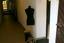 Z figuriny u salonu módní návrhářky v centru Olomouce ukradli šaty