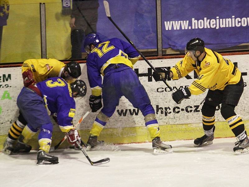 Hokejisté Uničova (ve žlutočerné) proti Šternberku
