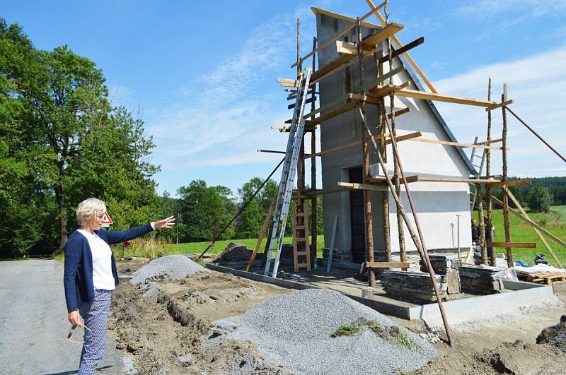 Starostka Domašova u Šternberka Michaela Procházková hlídá finiš stavebních prací.