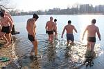 Koupel v ledovém Štěrkovišti v Otrokovicích. Vzduch -7°C, voda 2°C