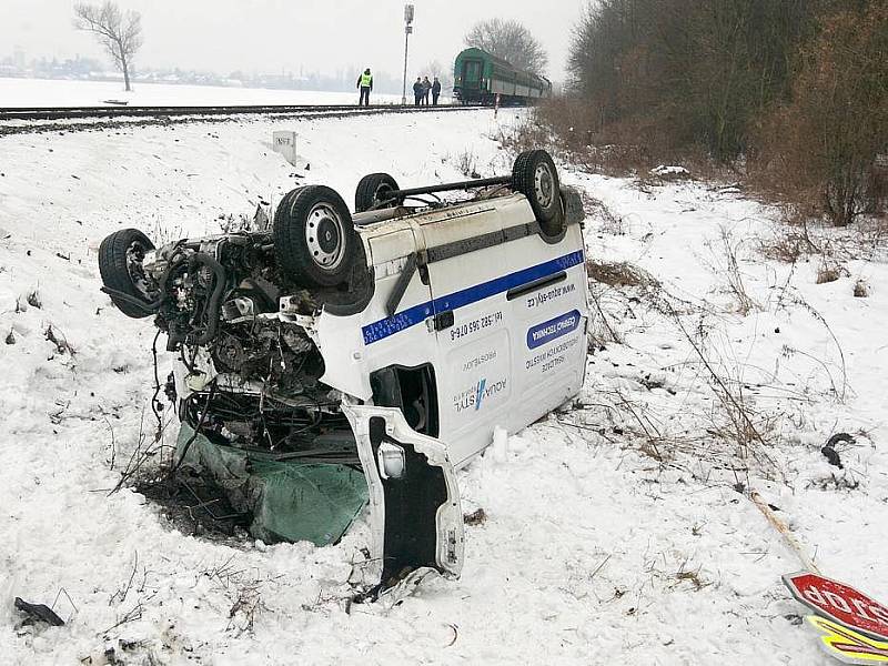 Dodávka poté, co ji na přejezdu u Chválkovic srazil vlak