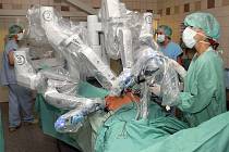 Ve fakultní nemocnici operuje robot da Vinci