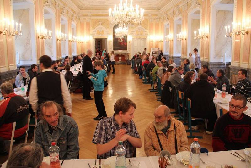 Na osmdesát lidí bez domova usedlo v neděli v Arcibiskupském paláci k obědu s olomouckým arcibiskupem Janem Graubnerem.