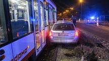 Srážka osobního auta s tramvají na třídě Kosmonautů v Olomouci