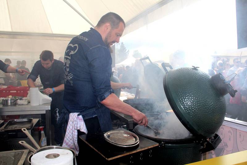 Stovky lidí zaplnily v sobotu Smetanovy sady Výstaviště Flora Olomouc. Přilákal je tam už druhý ročník dobrého jídla a pití Garden Food Festival.