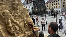 Na Horním náměstí vytvářejí umělci unikátní pískovou sochu připomínající historické momenty Olomouce, 26. května 2023