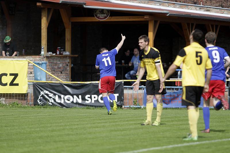 Fotbalisté Nových Sadů (ve žlutém) prohráli s Valašským Meziříčím 2:4