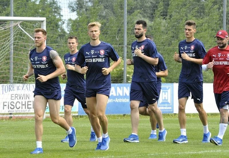 Trénink české fotbalové reprezentace na soustředění v Laa an der Thaya v Rakousku. Zleva Tomáš Kalas, Vladimír Darida, Antonín Barák, Tomáš Koubek, Patrik Schick a kondiční trenér Petr Brabec