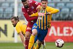 SFC Opava proti Sigmě Olomouc. Jakub Yunis (SK Sigma Olomouc), Jaroslav Svozil (SFC Opava).