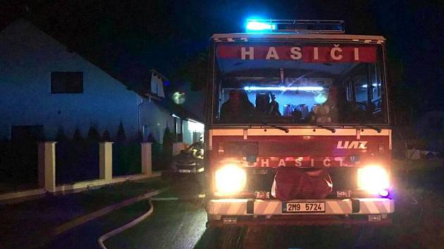 Hasiči zasahují u požáru rodinného domu ve Štarnově