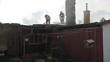 Hasiči zasahují u požáru střechy rodinného domu ve Šternberku
