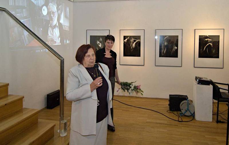 Eva Stiborová na vernisáži výstavy fotografií Miloslava Stibora v olomoucké galerii G