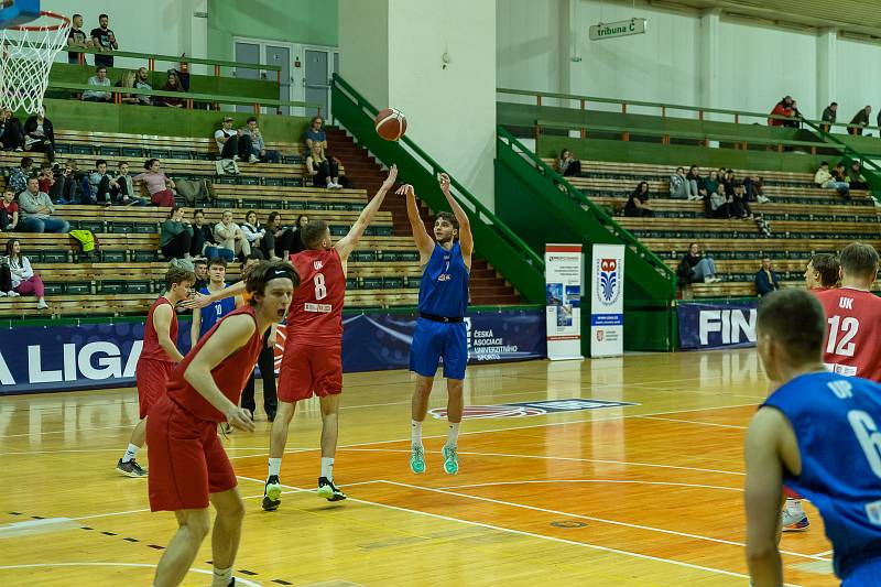 Zápas Final Four Univerzitní basketbalové ligy mezi UP Olomouc a UK Praha