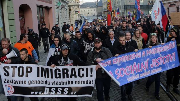 Demonstrace proti imigraci na Horním náměstí v Olomouci a pochod.