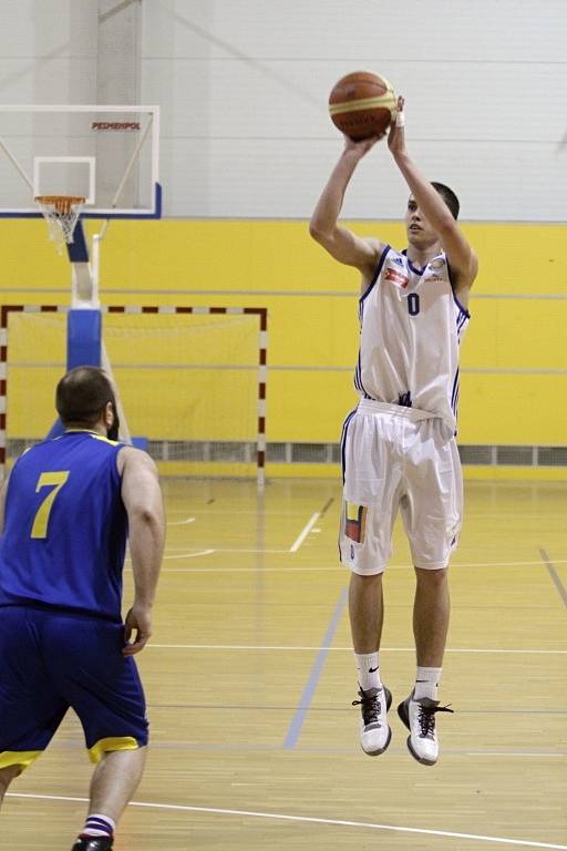 Olomoučtí basketbalisté (v bílém) proti Zlínu