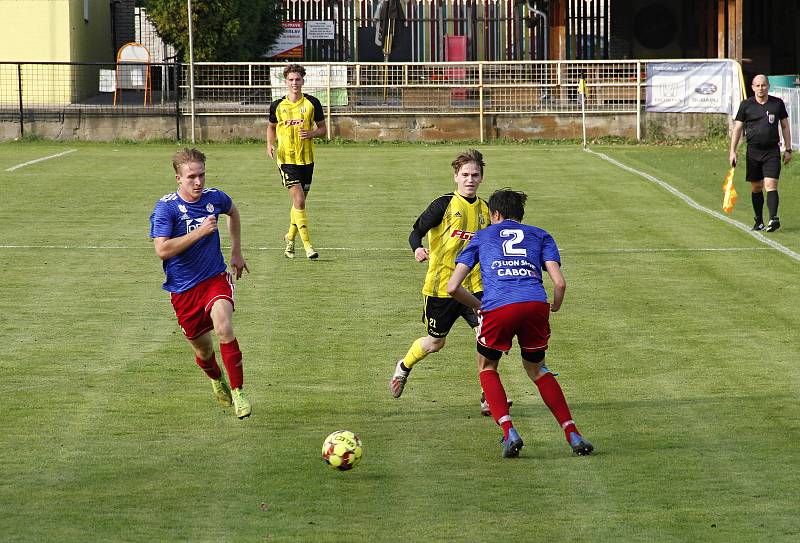 Fotbalisté Nových Sadů (ve žluto-černém) remizovali s Valašským Meziříčím 1:1.