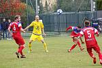 Fotbalisté Sigmy Lutín (ve žlutém) vyhráli v Černovíře 5:3.