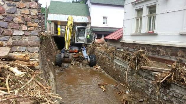 Olomoučtí hasiči zachránili odstřelem naplavenin rodinný dům ve Svobodě nad Úpou