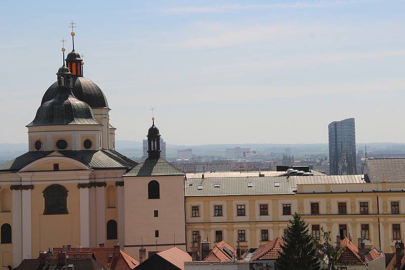 Z ochozu radniční věže v Olomouci se nabízejí krásné pohledy na město.