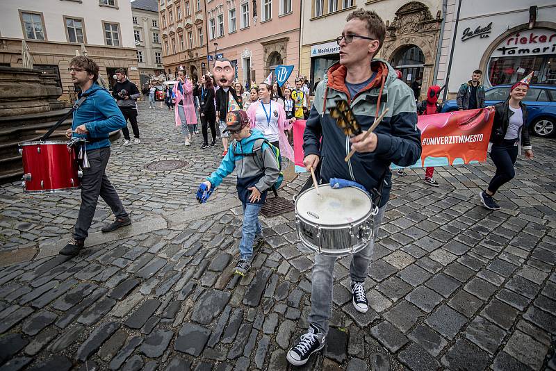 Majálesový průvod studentů UP v Olomouci. 25. května 2022