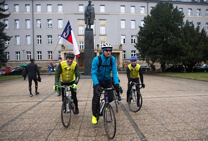 Retro cyklo jízda sokolů z Frýdku - Místku do Lán. Zastávka v Olomouci u pomníku TGM