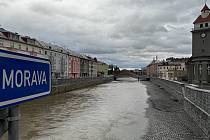 Morava v Olomouci po deštích opět stoupá. Náplavka je uzavřena. Podle modelu hladina překročí 2. stupeň povodňové aktivity, 3. podle aktuální předpovědi by dosáhnout neměla. Na snímku situace ve čtvrtek 4. ledna v 10:00.