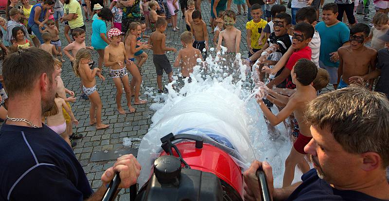 Tradiční loučení s prázdninami na Horním náměstí v Olomouci za asistence dobrovolných hasičů.