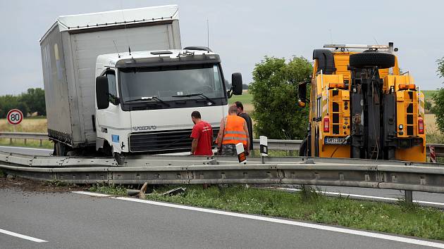 Defekt pneumatiky poslal kamion do svodidel. Nehoda na 257 kilometru uzavřela dálnici D35 na několik hodin a tvořili se dlouhé kolony.