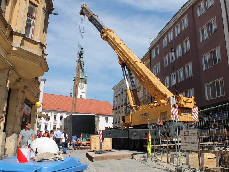 Usazení čtyřiceti tunové podzemní trafostanice na Dolním náměstí v Olomouci