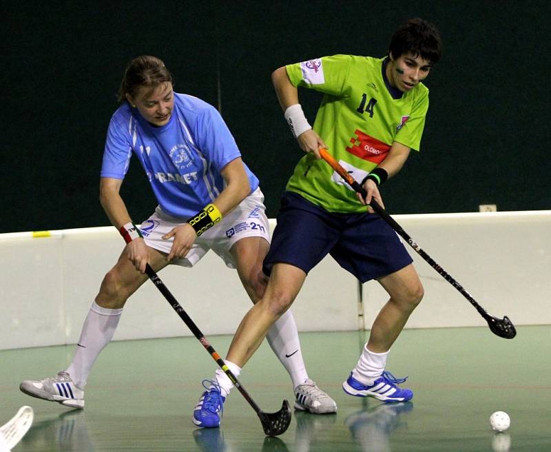 Florbalistky FBS Olomouc (v zeleném) porazily v zápase 21. kola extraligy Šumperk 5:1.