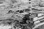 Pohled na černobylskou jadernou elektrárnu zhruba dva dny po katastrofálním výbuchu 4. reaktoru v dubnu 1986