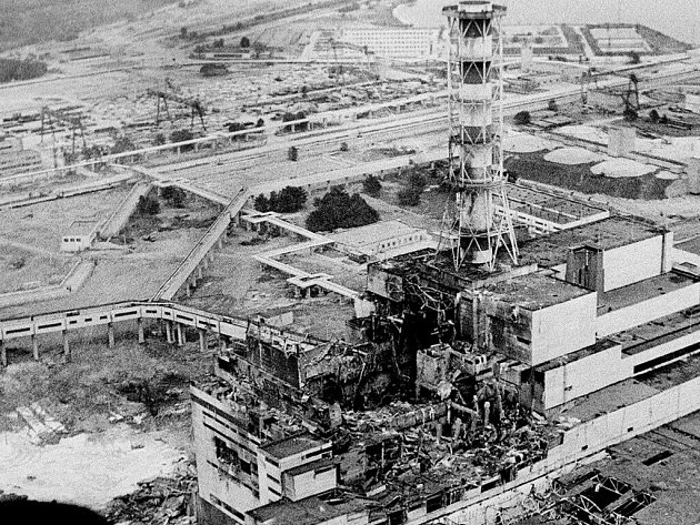 Pohled na černobylskou jadernou elektrárnu zhruba dva dny po katastrofálním výbuchu 4. reaktoru v dubnu 1986