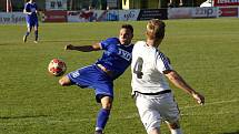 Fotbalisté Holice (v bílém) remizovali se Slavičínem 2:2.