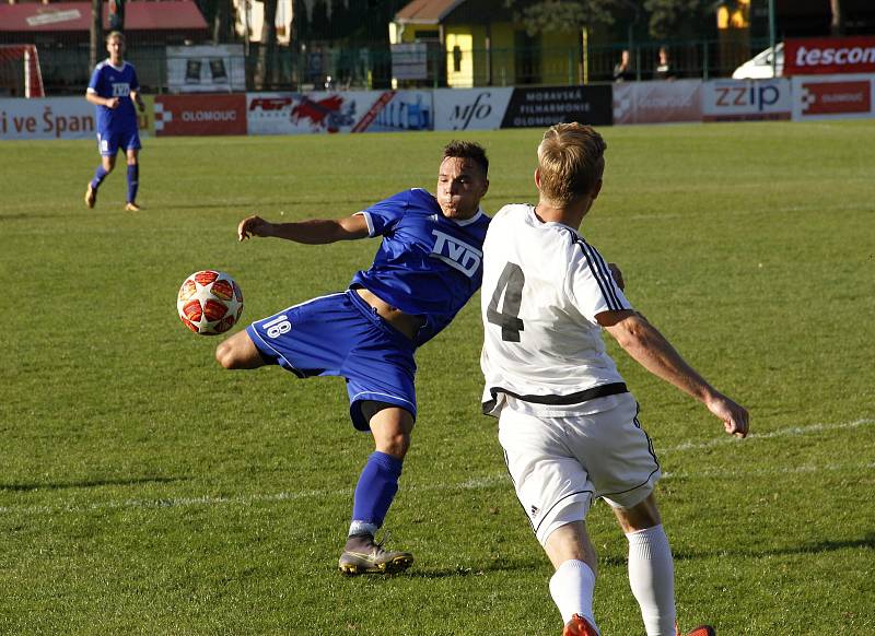 Fotbalisté Holice (v bílém) remizovali se Slavičínem 2:2.