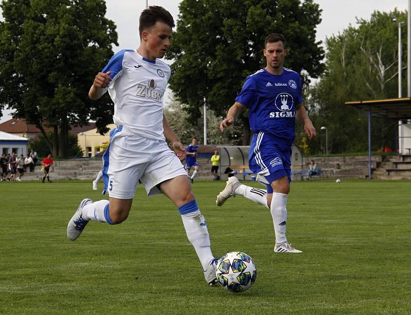 Fotbalisté Sigmy Lutín (v modrém) remizovali s Viktorií Přerov 1:1.