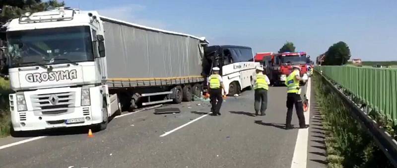 Srážka autobusu s kamionem na D35 u Litovle