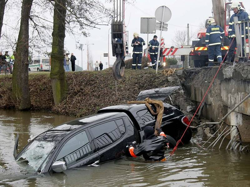 Vyprošťování havarovaného mitsubishi z řeky v Litovli