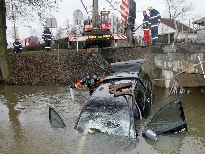 Vyprošťování havarovaného mitsubishi z řeky v Litovli