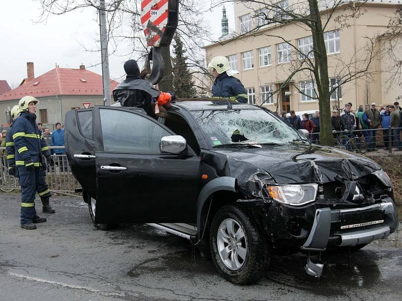 Vyprošťování havarovaného mitsubishi z řeky v Litovli