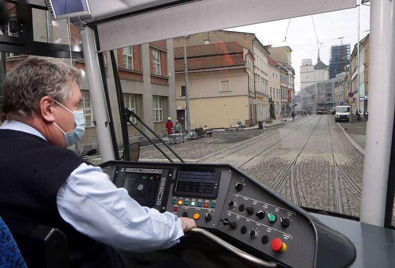 Tramvaj míří na zrekonstruovanou trať v ulici 8. května. 4. prosince 2020