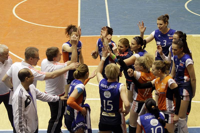 Prostějovské volejbalistky (ve světlém) porazily v pátém zápase finále Olomouc 3:2 a slavily devátý extraligový titul