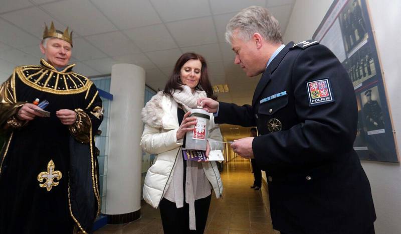 Krajský policejní ředitel v Olomouci Tomáš Landsfeld. Charitní koledníci v postavách Kašpara, Melichara a Baltazara za doprovodu hudebníků z Konzervatoře Evangelické akademie v Olomouci obešli významné olomoucké instituce