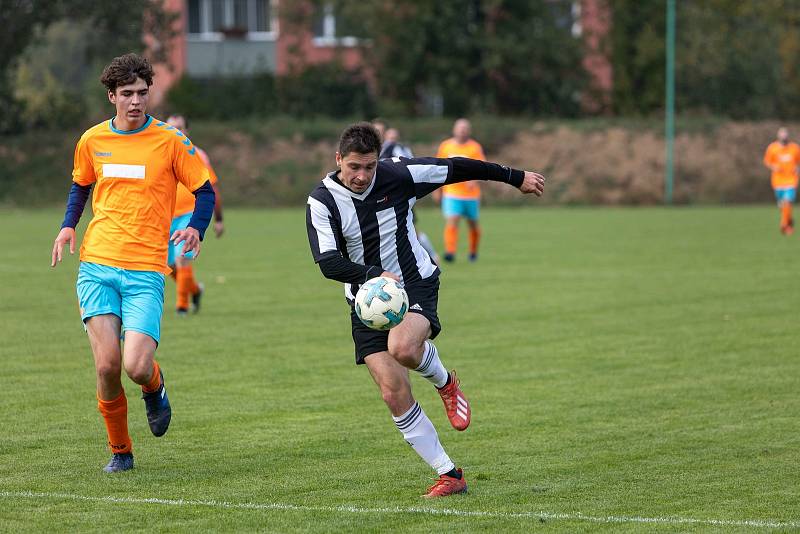 Fotbalisté Hodolan (v pruhovaném) porazili Novou Hradečnou 8:0.