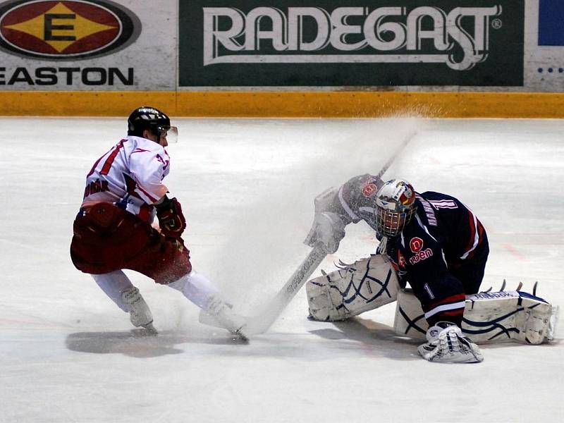 Mora (v bílém) vs. Chomutov