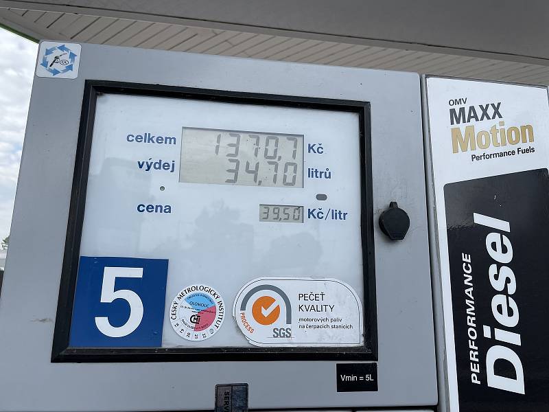 Ceny pohonných hmot letí vzhůru. Prémiová nafta na pumpě OMV v Olomouci v pátek stála 39,50 Kč/1l. 15. října 2021